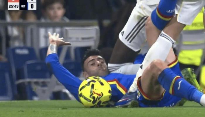 开云体育下载-耻辱！吕迪格这动作竟安然无恙？伯纳乌18年神迹夜，毁于一个漏判