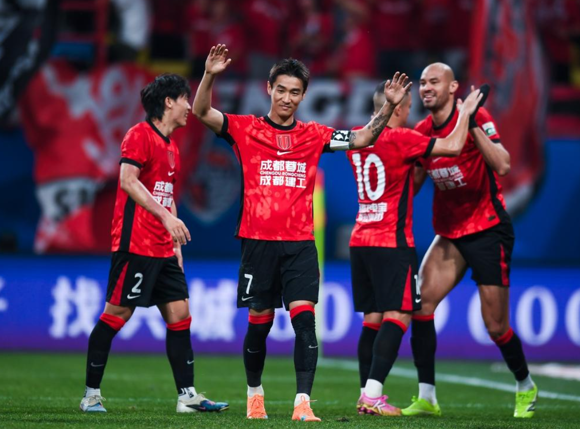 kaiyun-4-0横扫！中超领头羊踢疯了：8场不败，王钰栋掉下神坛：5场0球